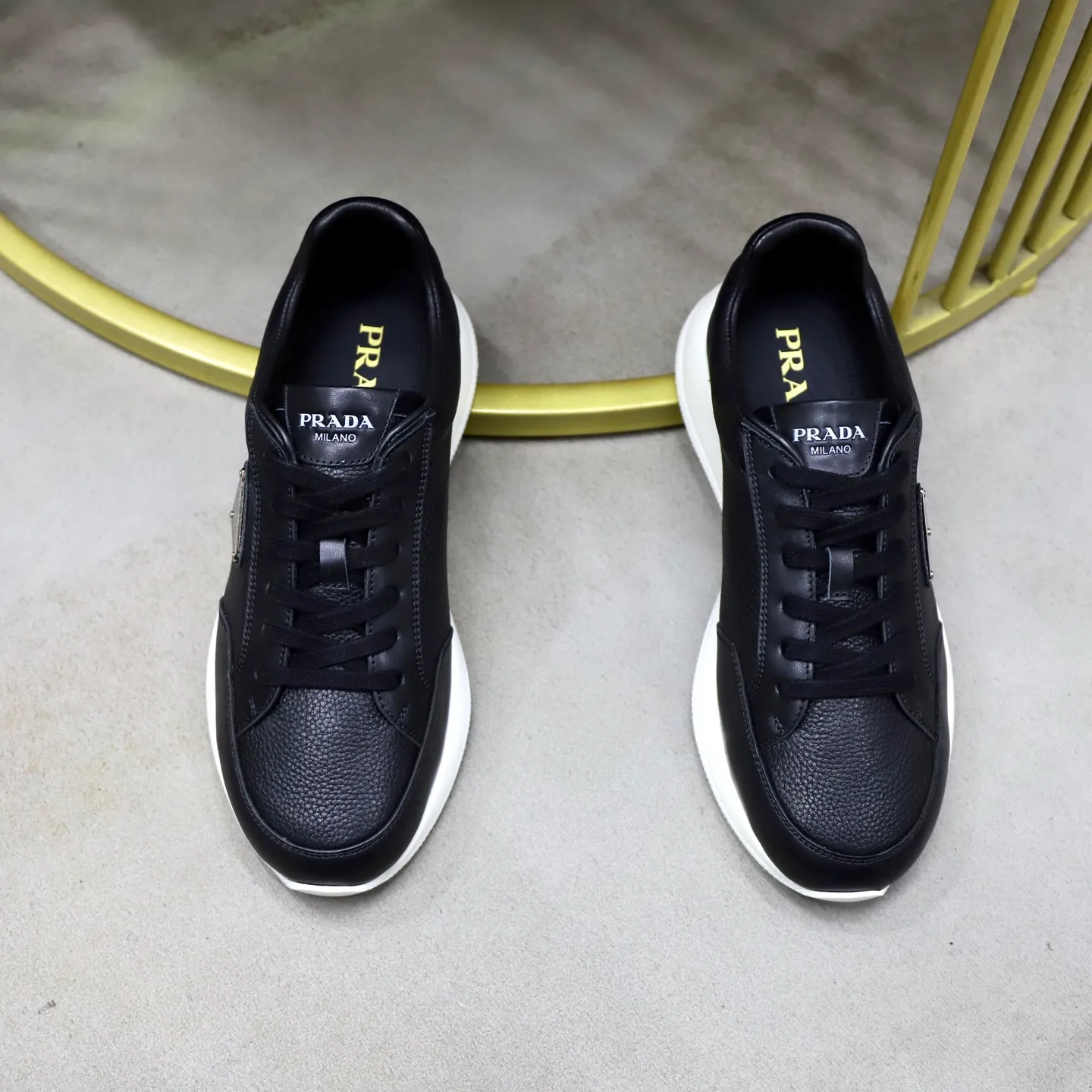 Factory price: 740💰Top original order Brand: PRADA (Prada) Standard code: Men's size 38/44 (45 can be customized) Grade: Same as the official website Material: Original cowhide stitching imported cowhide lining Original combination two-color wear-resistant soft outsole Style category: Leisure and sports version Young fashion European and American trend British style Color: Real picture color